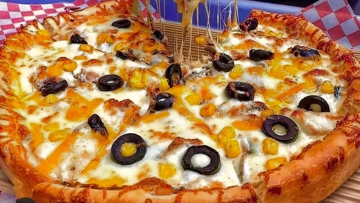 4. Large Grilled Chicken Pizza (Morgh Va Gharch)