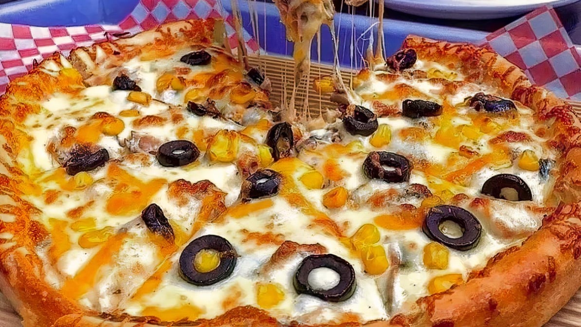 4. Medium Grilled Chicken Pizza (Morgh Va Gharch)