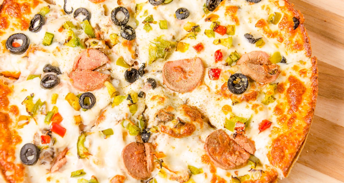 6. Medium Supreme Chicken Pizza (Makhsoos Vije)