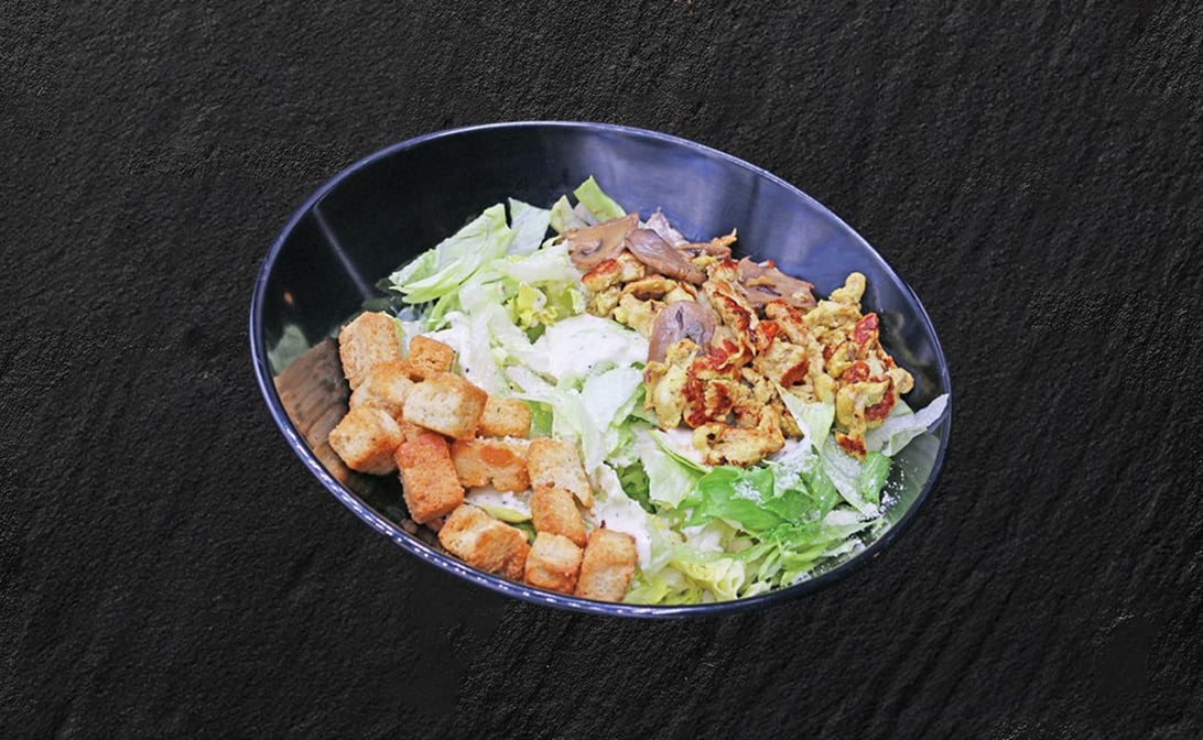 سالاد سزار با جوجه و قارچ جادویی و پنیر