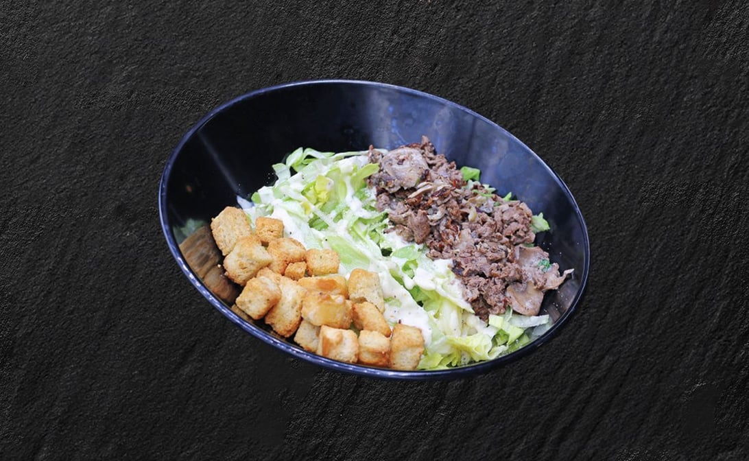 سالاد سزار با استیک و قارچ جادویی و پنیر