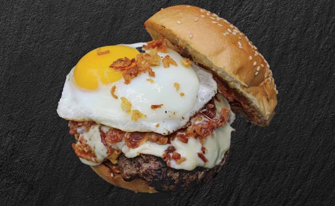 برگر پنیر با بیکن و تخم‌مرغ