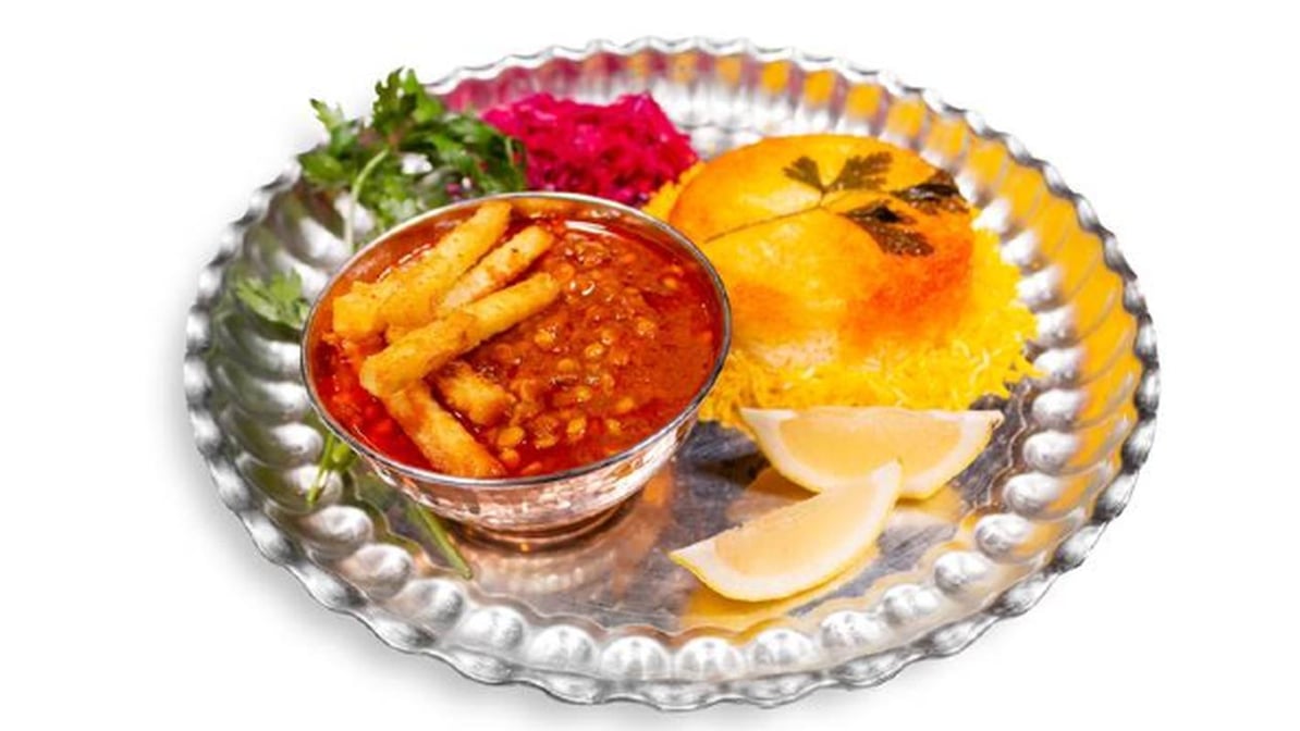 Gheimeh Stew with Yogurt & Drink