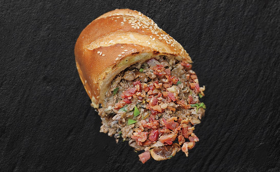 ساندویچ استیک فیلادلفیا با بیکن دودی